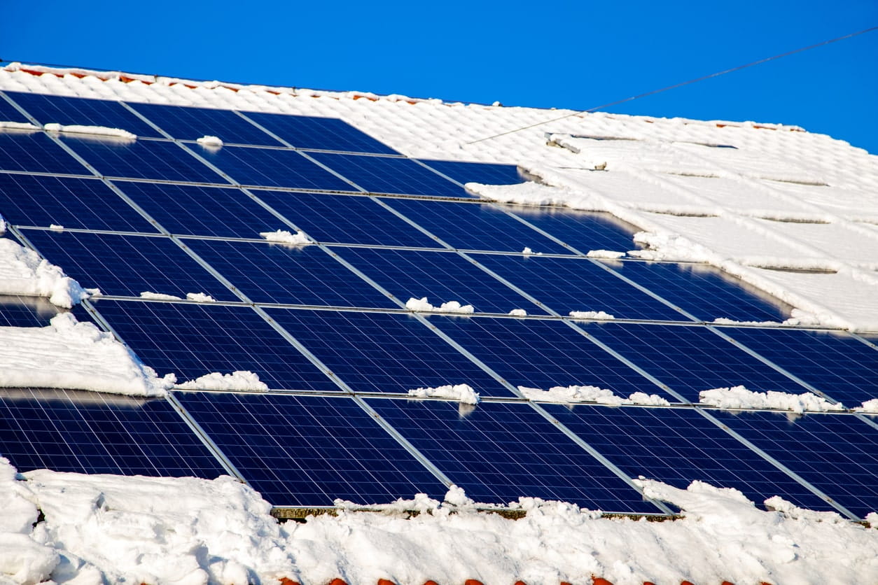 Snow on Solar Panels: Does it Pay to Remove It? - Iconic Energy